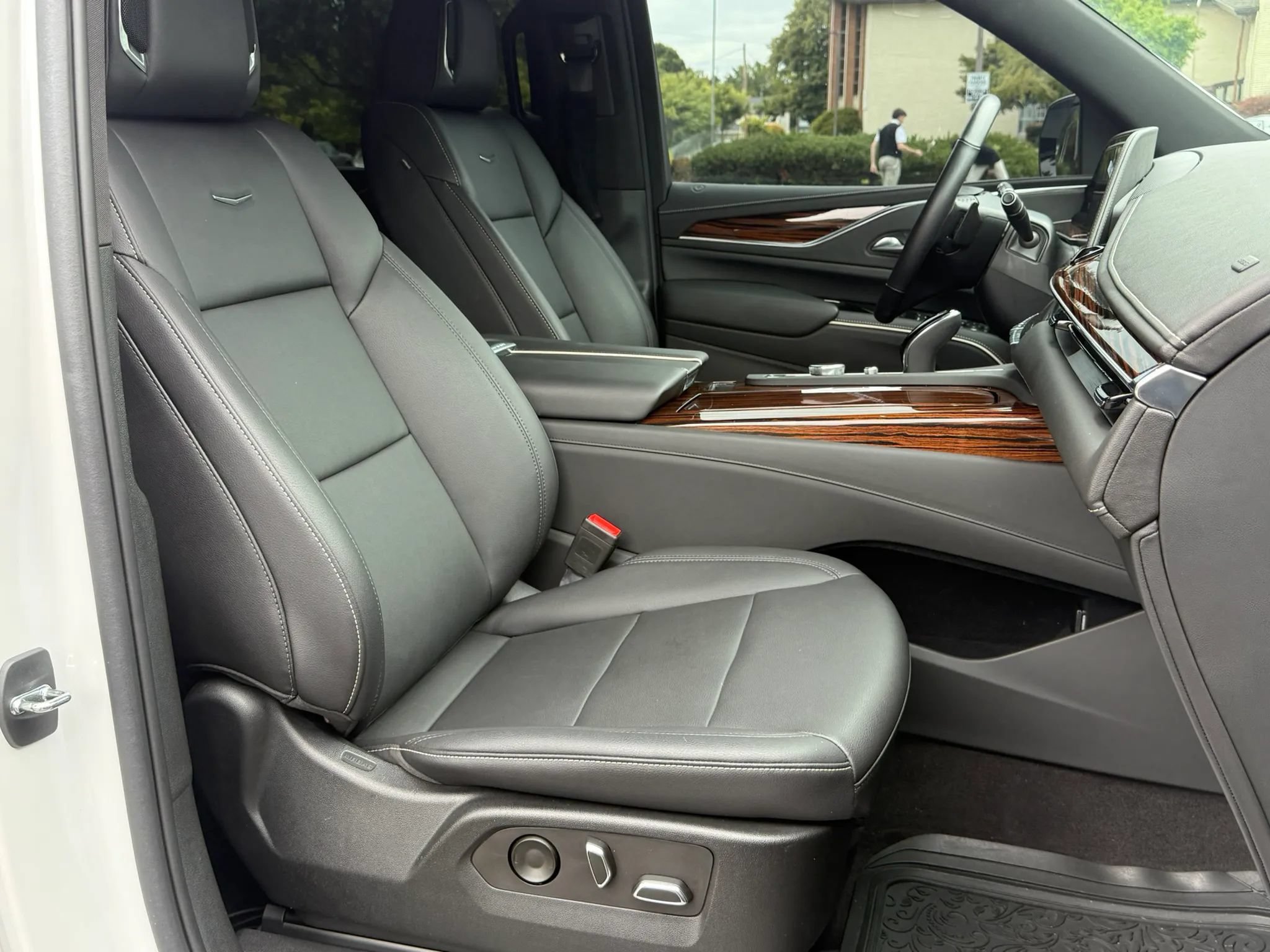 Used 2022 Cadillac Escalade ESV Luxury AWD/4WD image 15