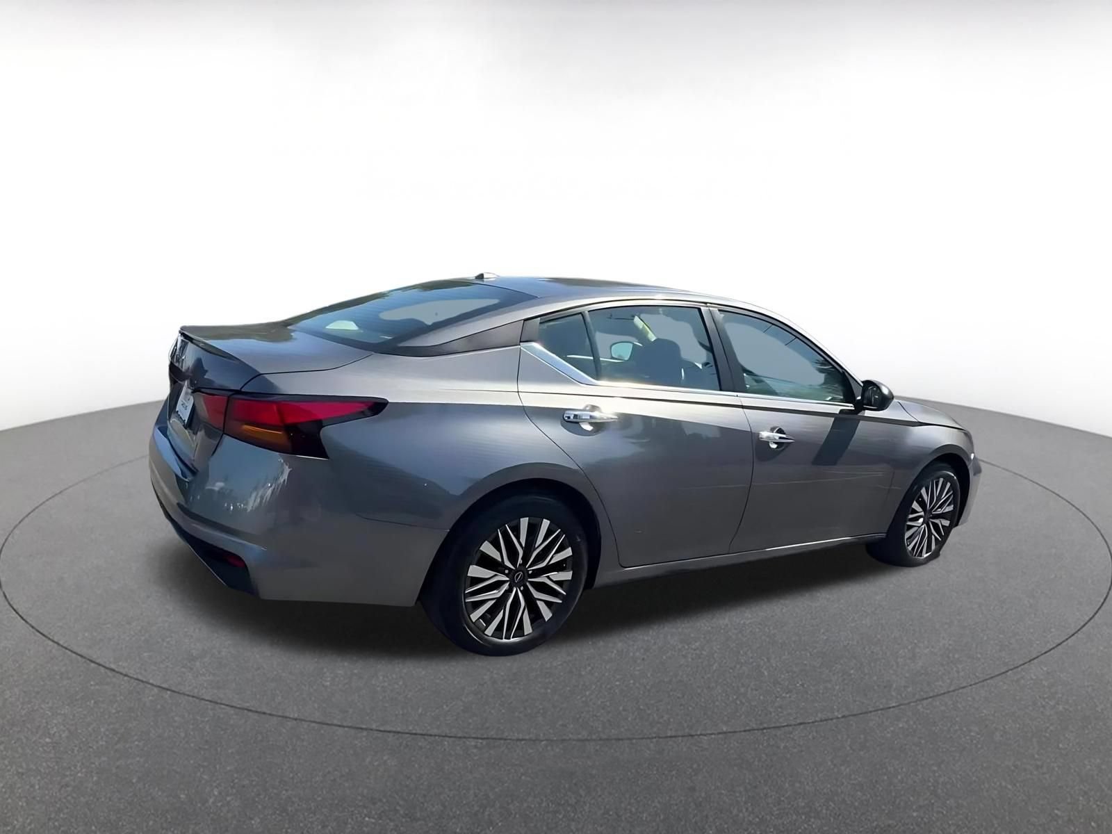 Used 2025 Nissan Altima 2.5 SV FWD image 14