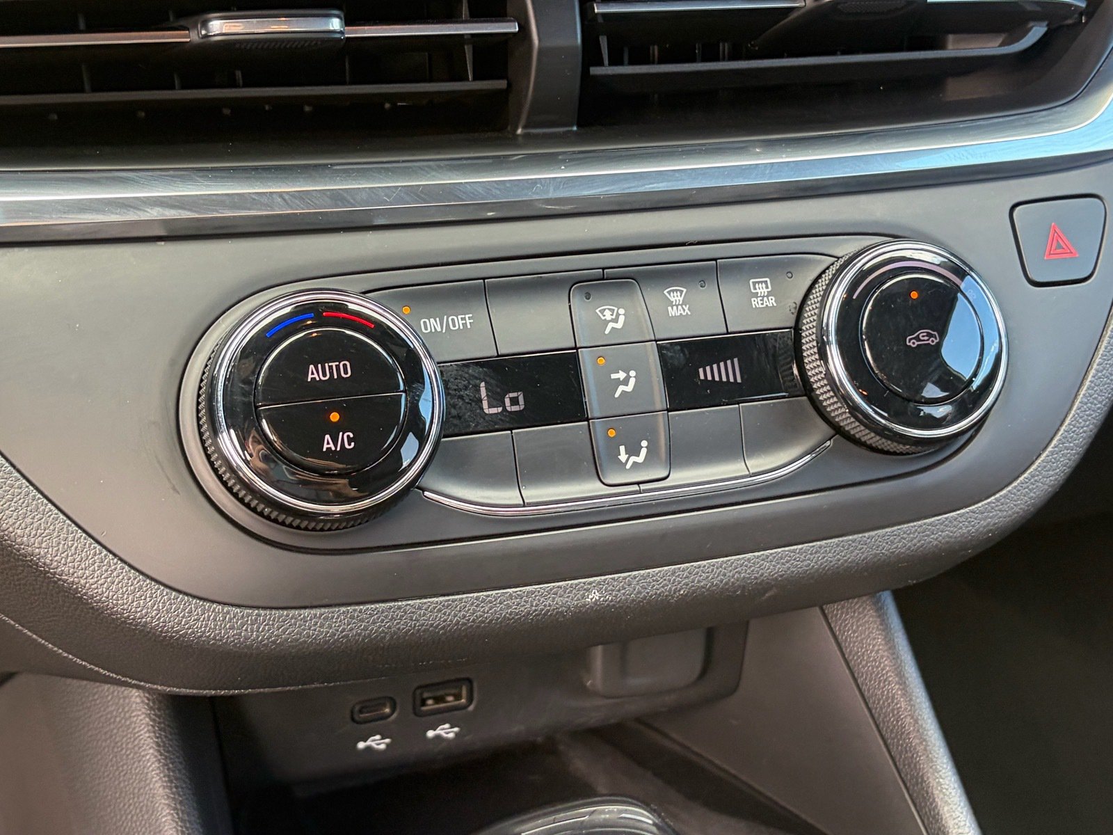 Used 2024 Buick Envista Sport Touring w/ Convenience II Package FWD image 25