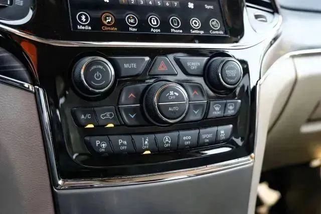 Used 2021 Jeep Grand Cherokee Limited w/ Luxury Group II AWD/4WD image 31