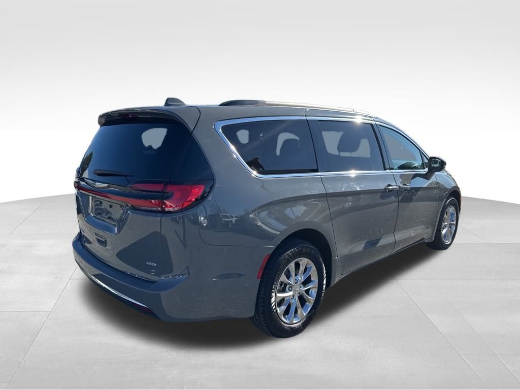 Used 2022 Chrysler Pacifica Touring-L image 5