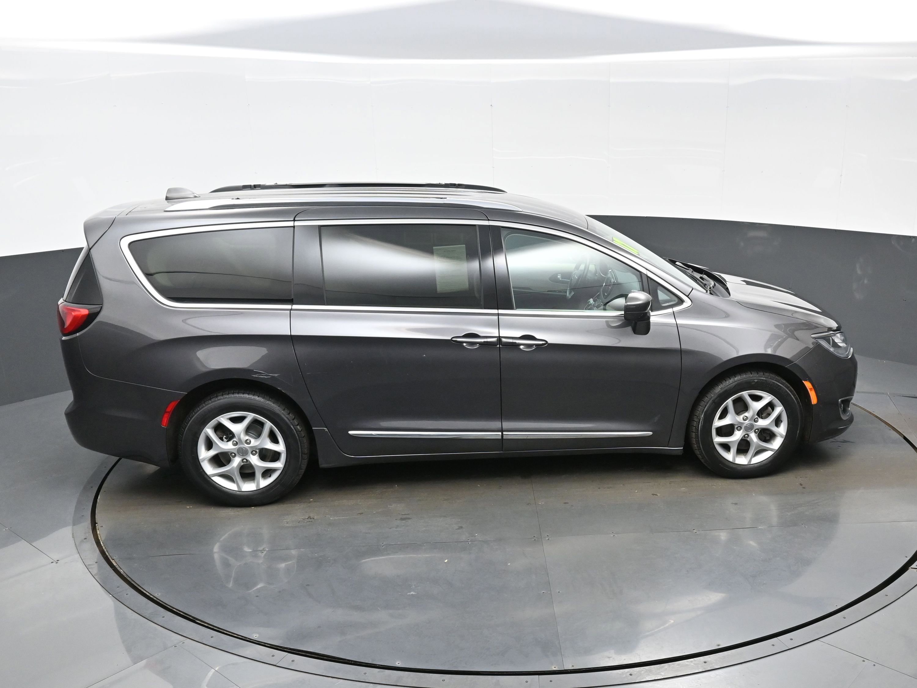 Used 2017 Chrysler Pacifica Touring-L Plus w/ Tire & Wheel Group image 39