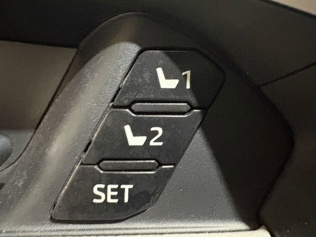 Used 2019 Toyota RAV4 Limited image 13