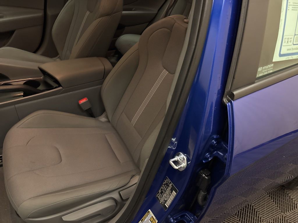 Certified 2025 Hyundai Elantra SE image 11