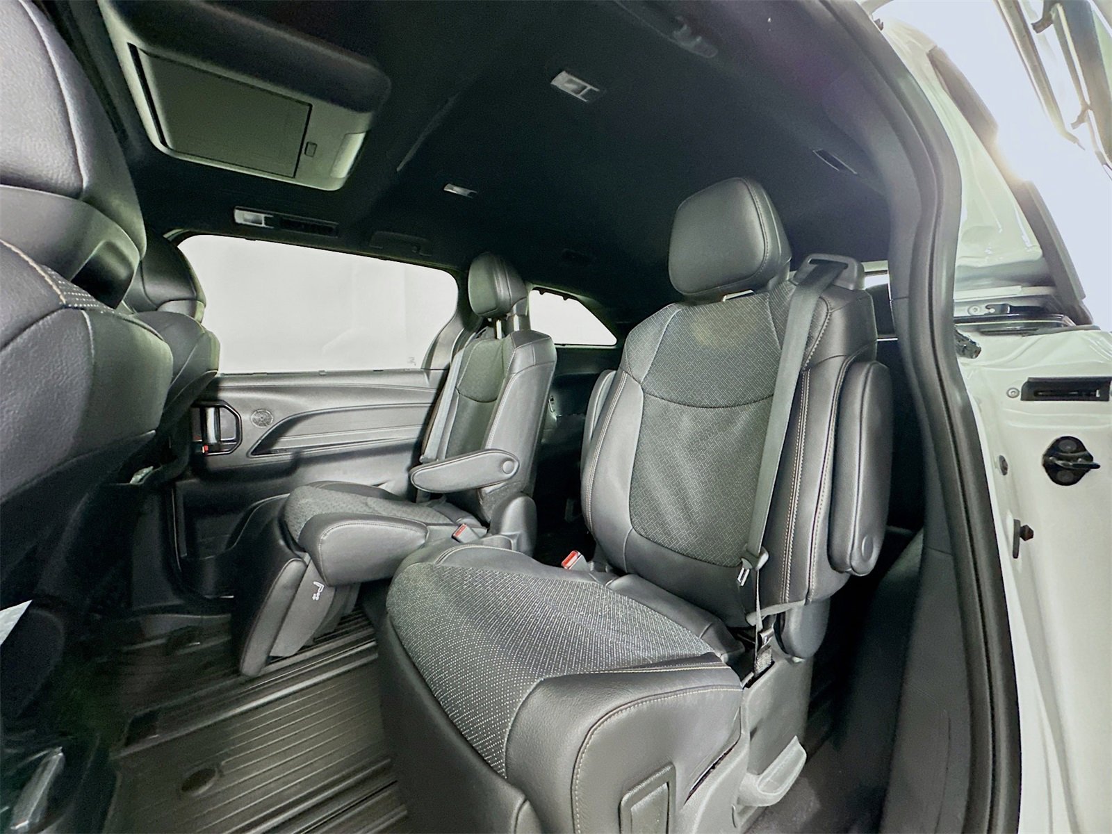 Used 2025 Toyota Sienna Limited image 26
