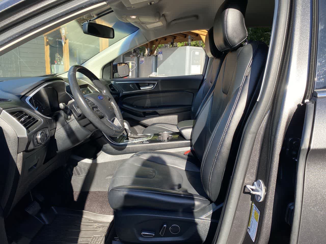 Used 2017 Ford Edge Titanium w/ Technology Package AWD/4WD image 14
