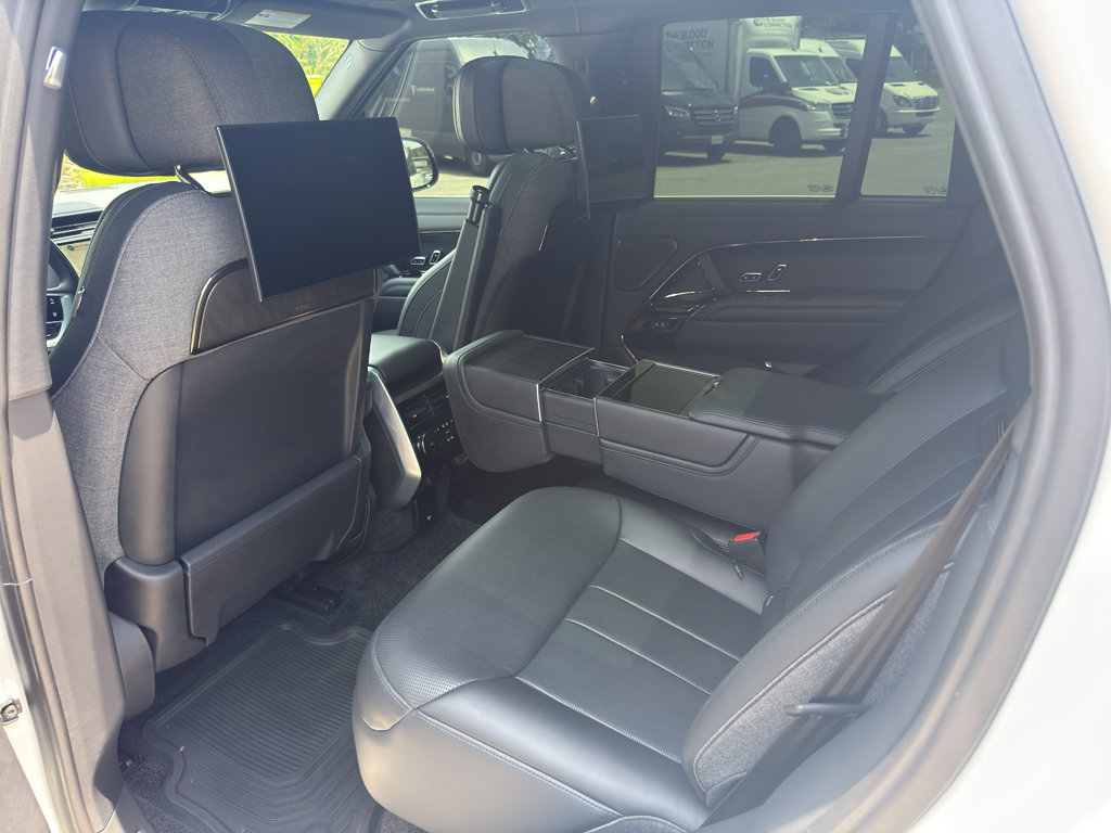 Used 2024 Land Rover Range Rover SV AWD/4WD image 6