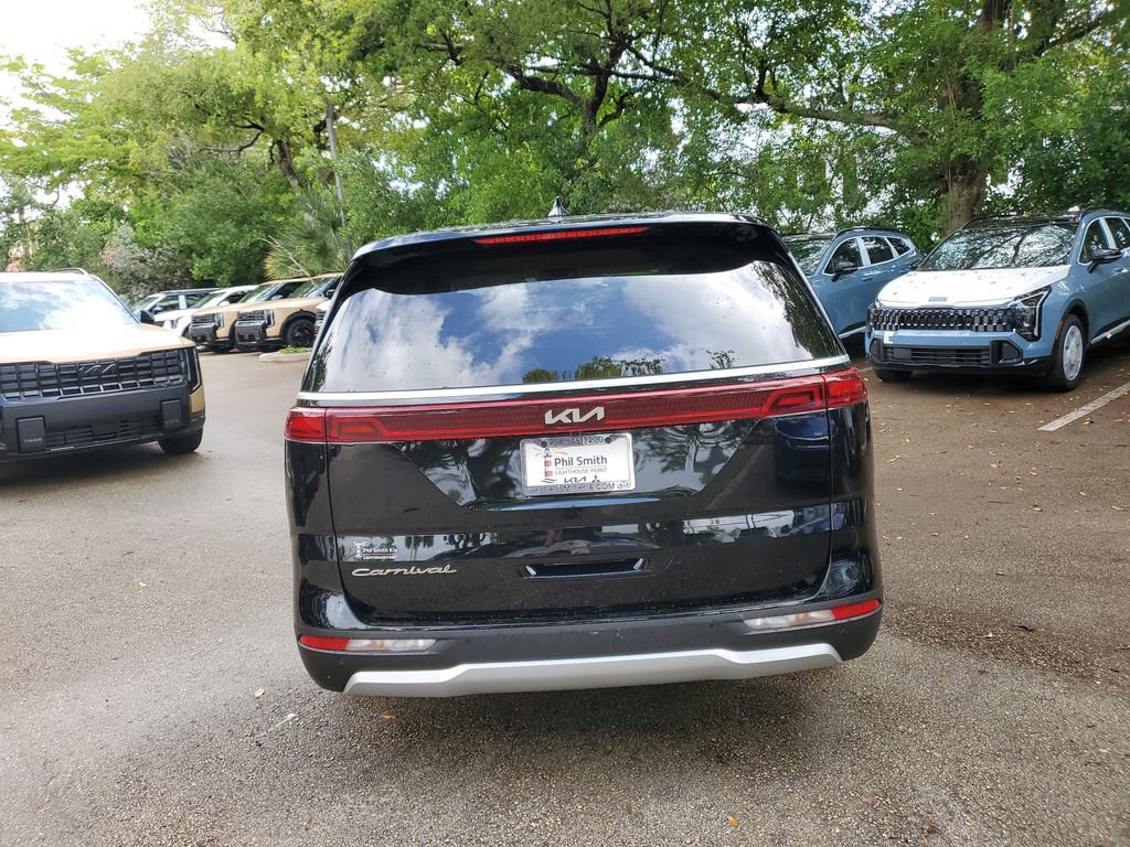 Used 2022 Kia Carnival EX FWD image 5