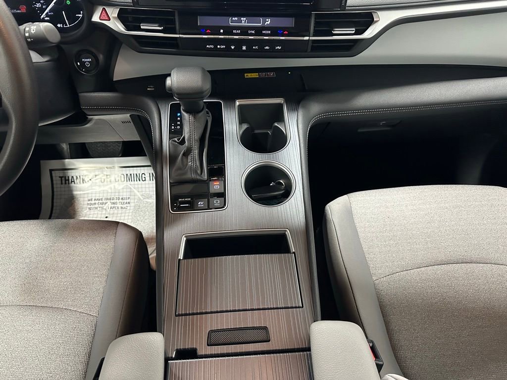 Used 2025 Toyota Sienna LE image 40