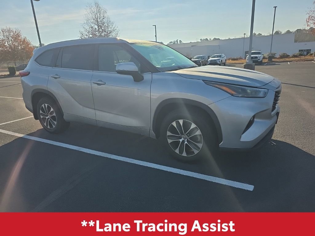 Used 2022 Toyota Highlander XLE image 12