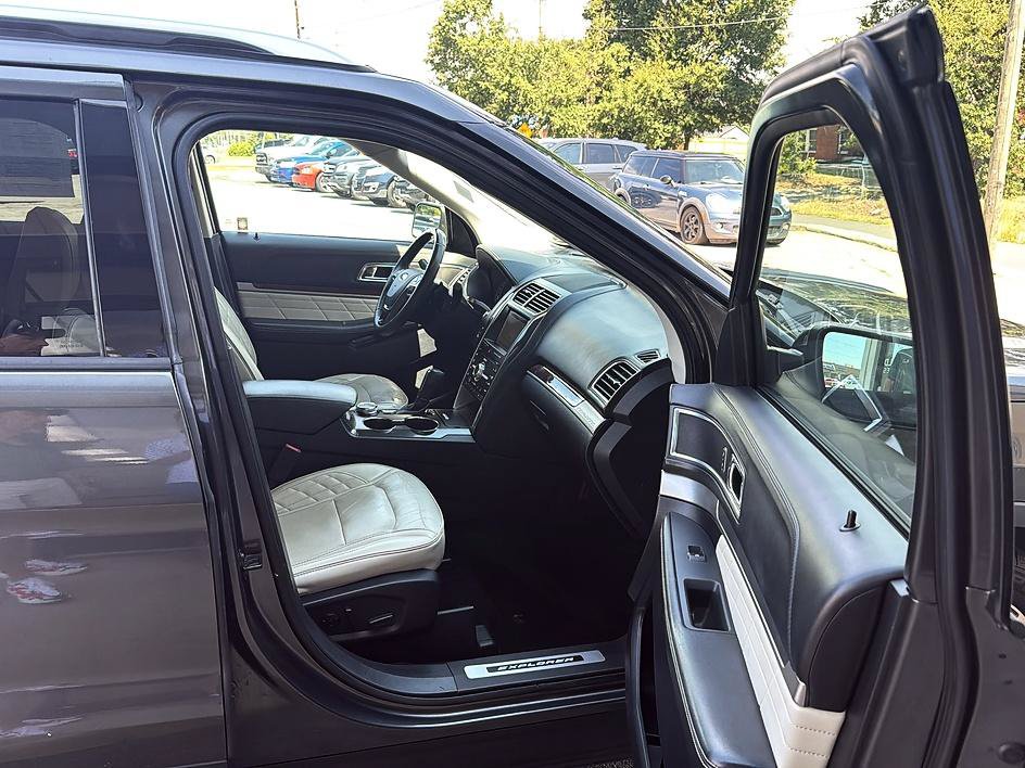 Used 2019 Ford Explorer Platinum AWD/4WD image 18