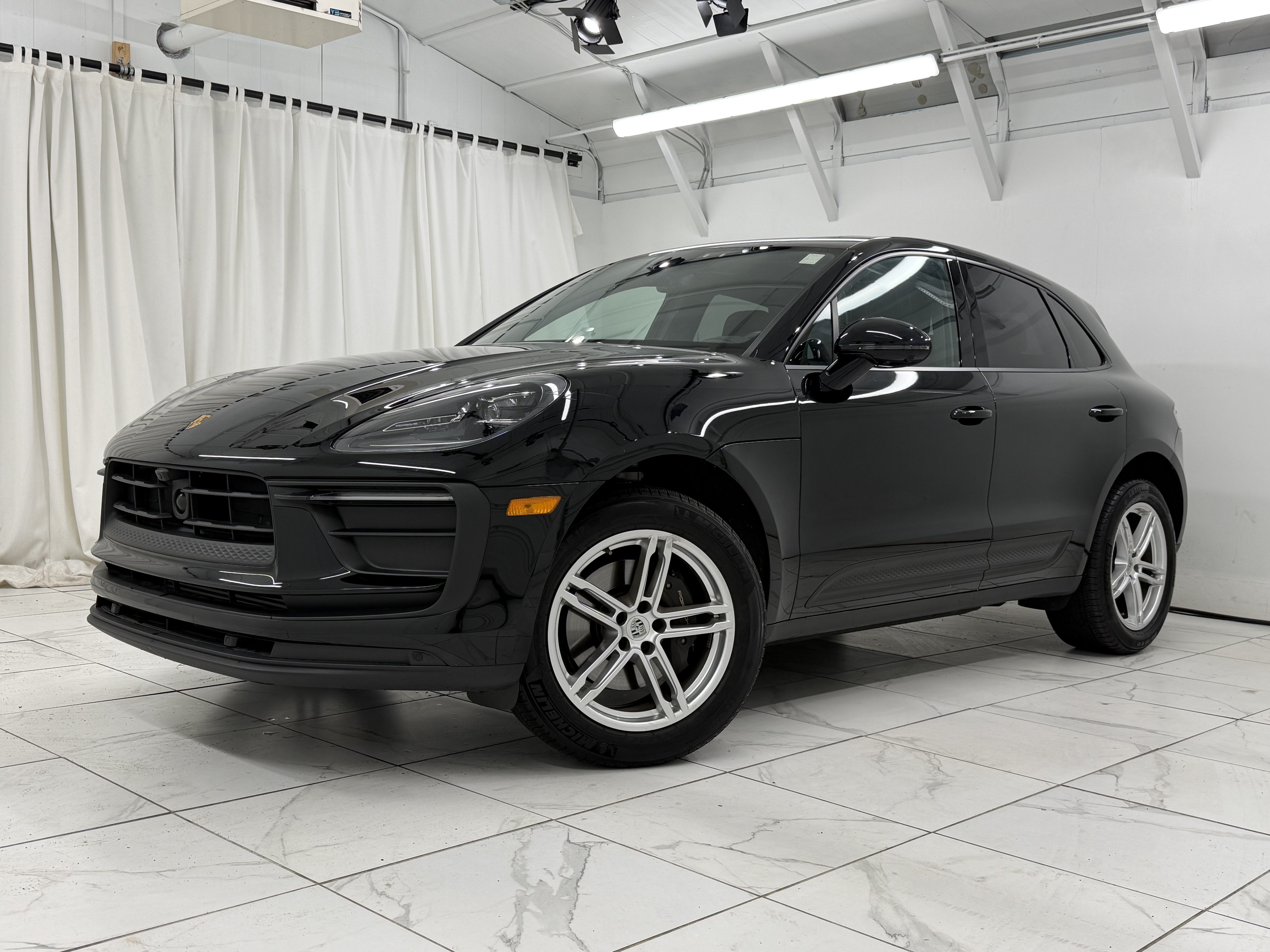 Certified 2025 Porsche Macan AWD/4WD image 6