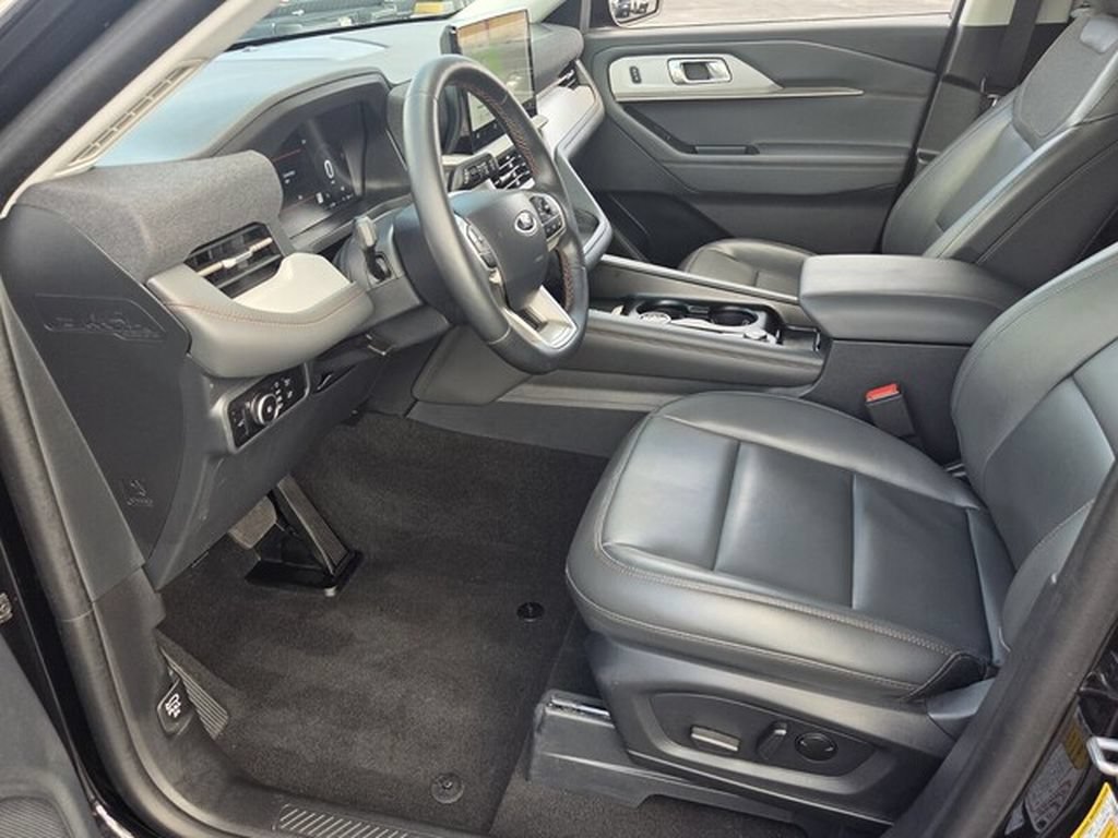 Used 2025 Ford Explorer Active w/ Active Comfort Package RWD image 14