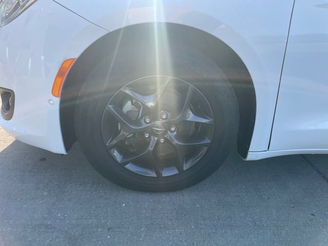 Used 2020 Chrysler Pacifica Touring-L Plus FWD image 30