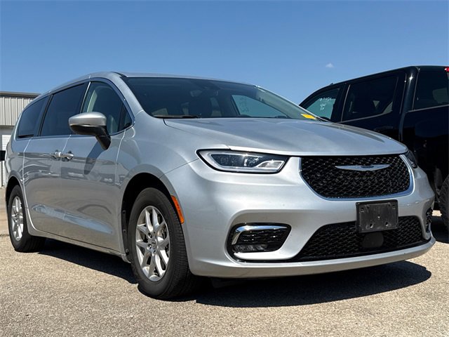 Used 2023 Chrysler Pacifica Touring-L image 15