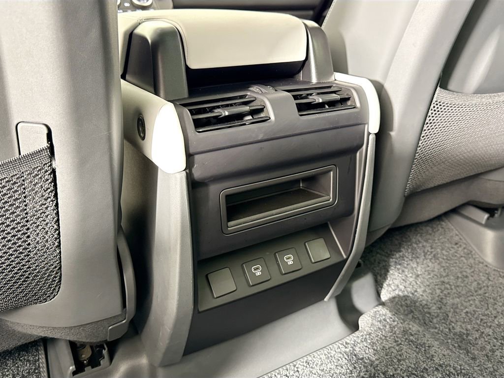 Used 2025 Land Rover Defender 110 X-Dynamic SE image 16