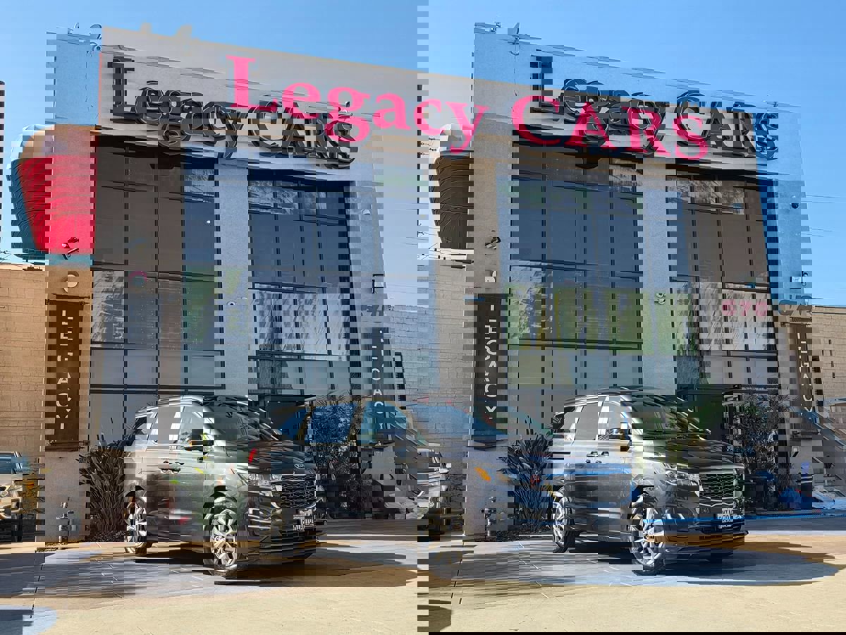 Used 2019 Kia Sedona LX image 2