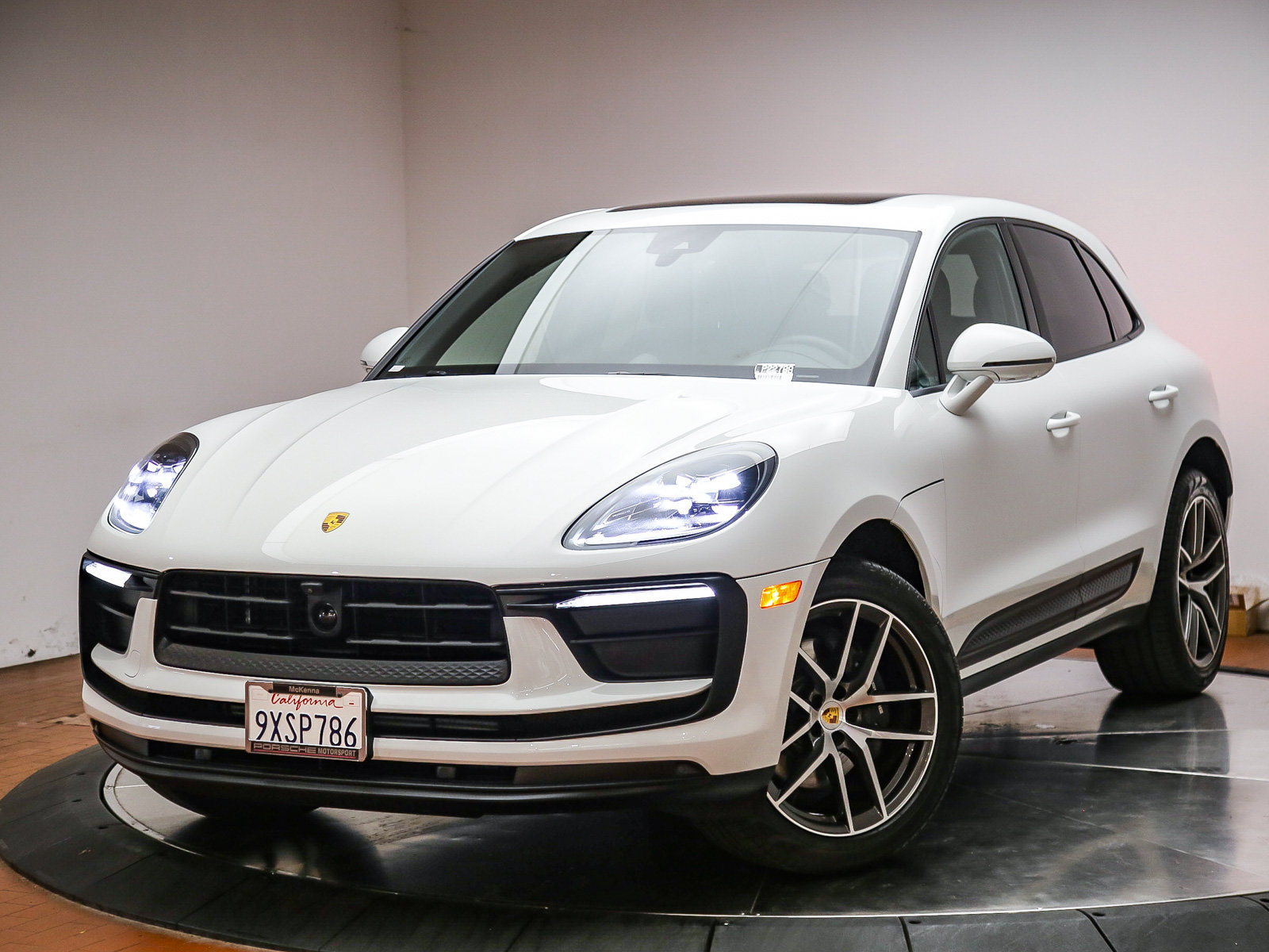 Certified 2026 Porsche Macan AWD/4WD image 1