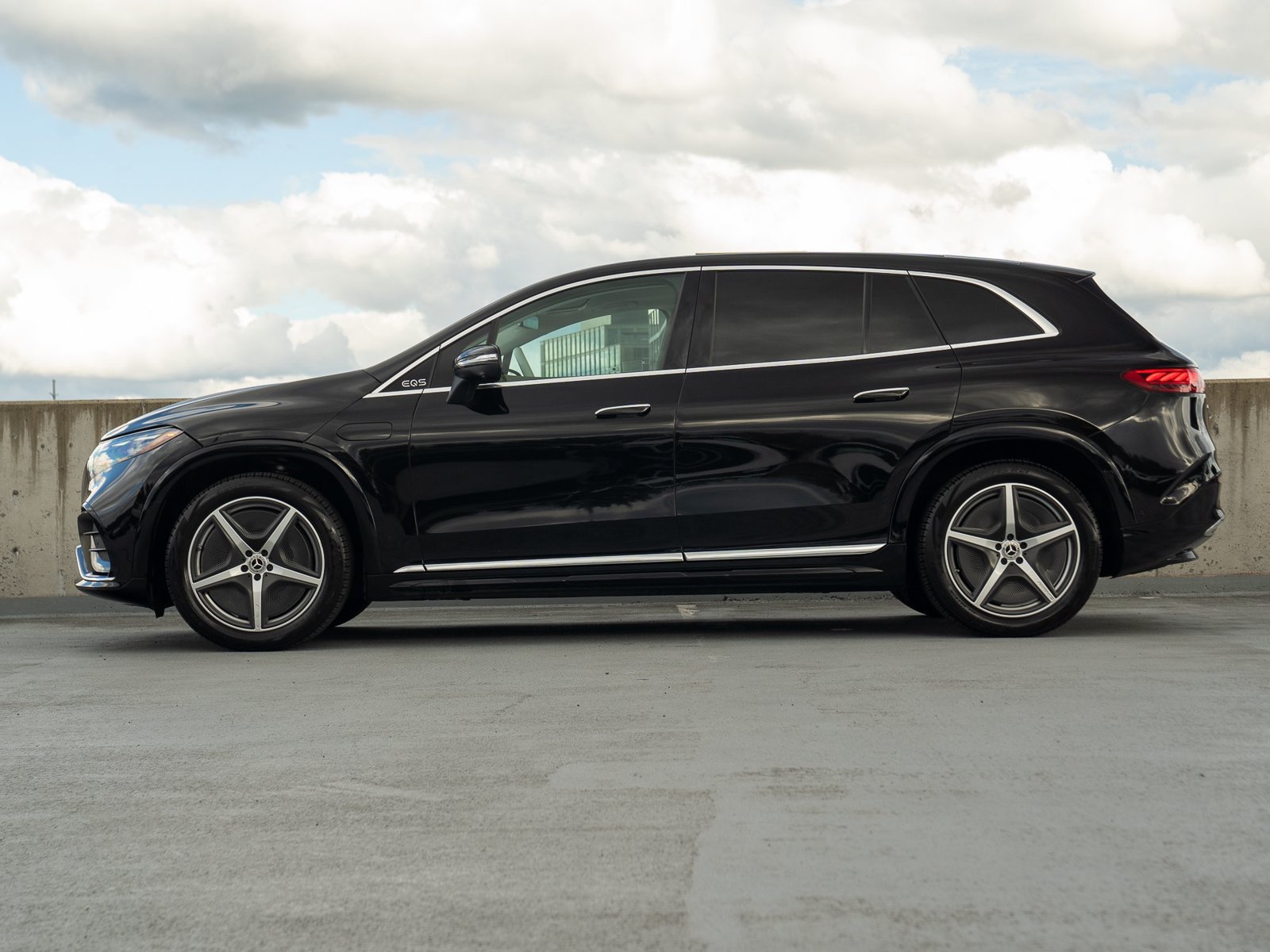 Used 2023 Mercedes-Benz EQS 580 4MATIC SUV image 3