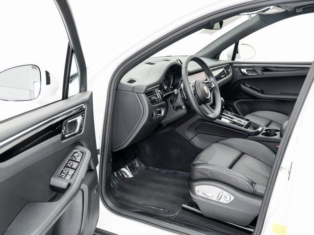 Certified 2025 Porsche Macan image 7