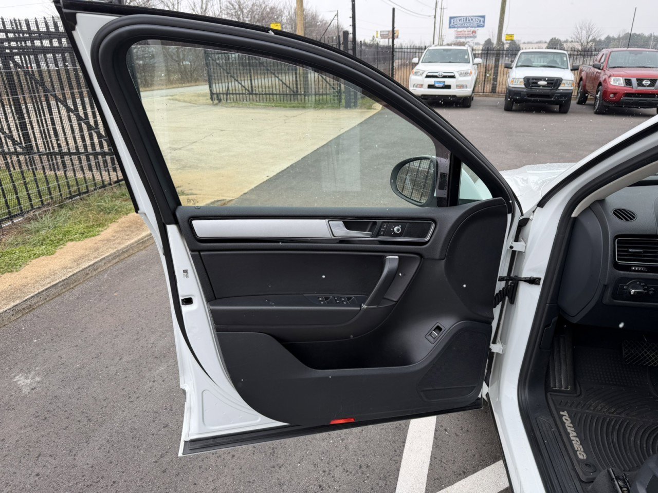 Used 2016 Volkswagen Touareg Lux image 21