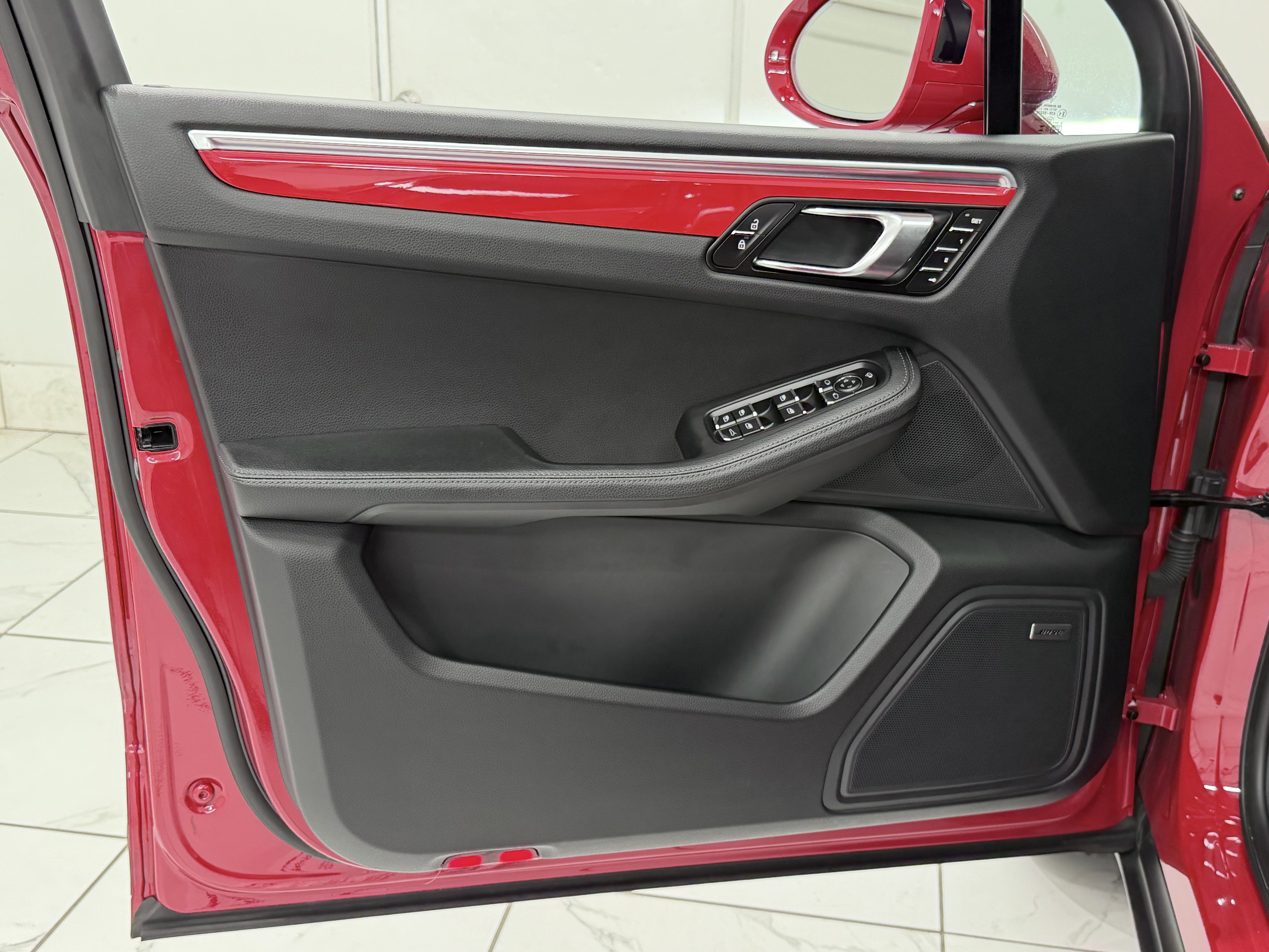 Certified 2024 Porsche Macan image 27