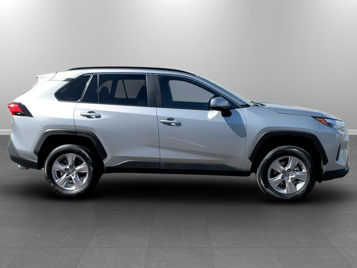 Used 2025 Toyota RAV4 XLE AWD/4WD image 8