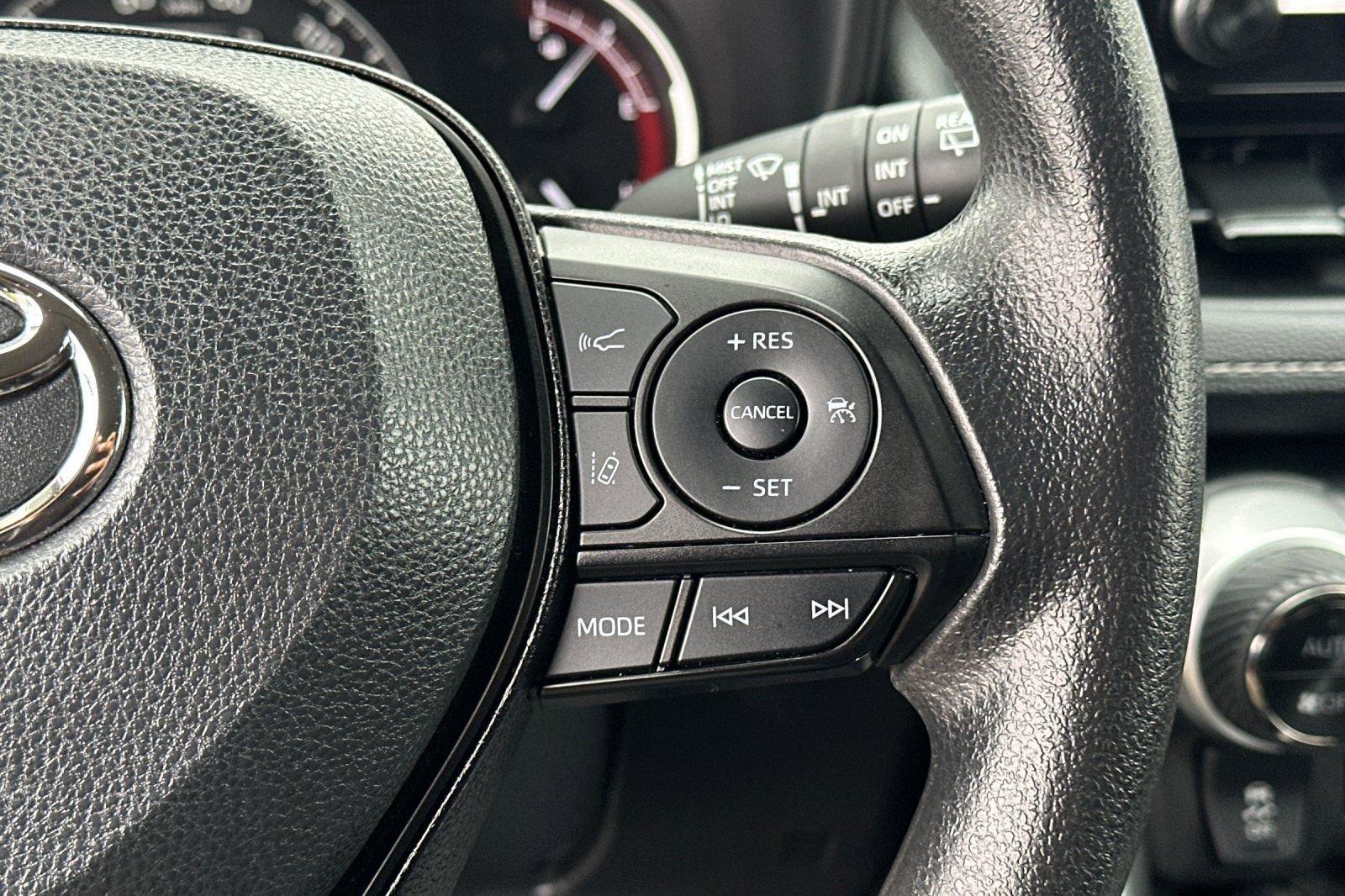 Used 2025 Toyota RAV4 XLE FWD image 32