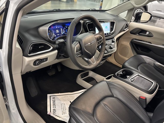 Used 2024 Chrysler Pacifica Touring-L image 17