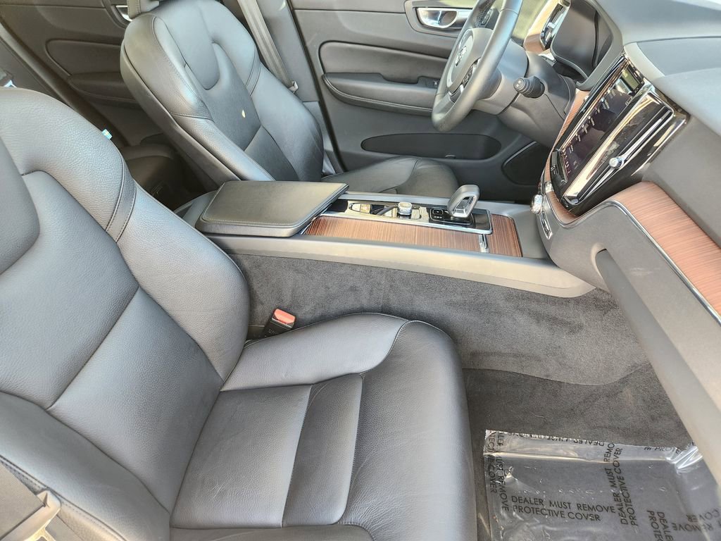 Used 2023 Volvo XC60 B5 Plus image 4