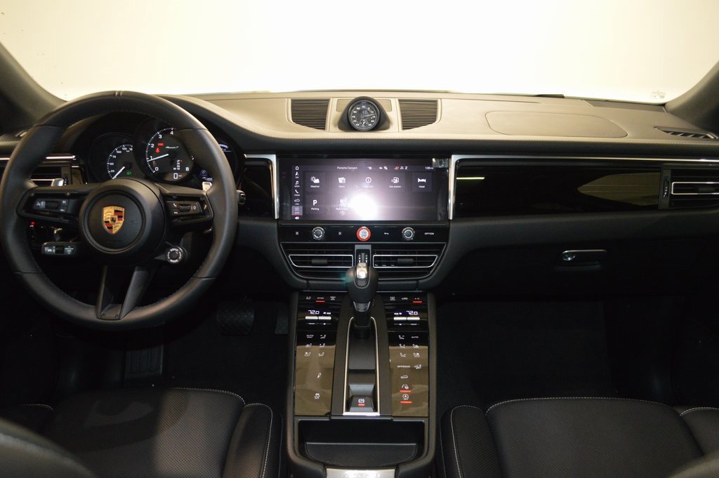 Used 2025 Porsche Macan image 40