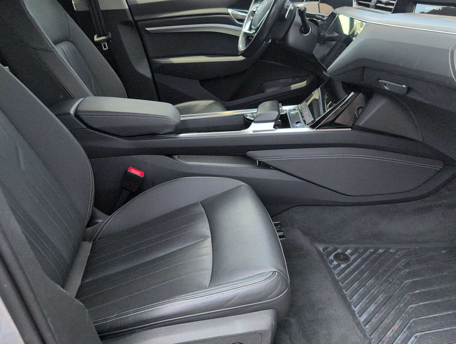 Used 2022 Audi e-tron Premium w/ Convenience Plus Package AWD/4WD image 21
