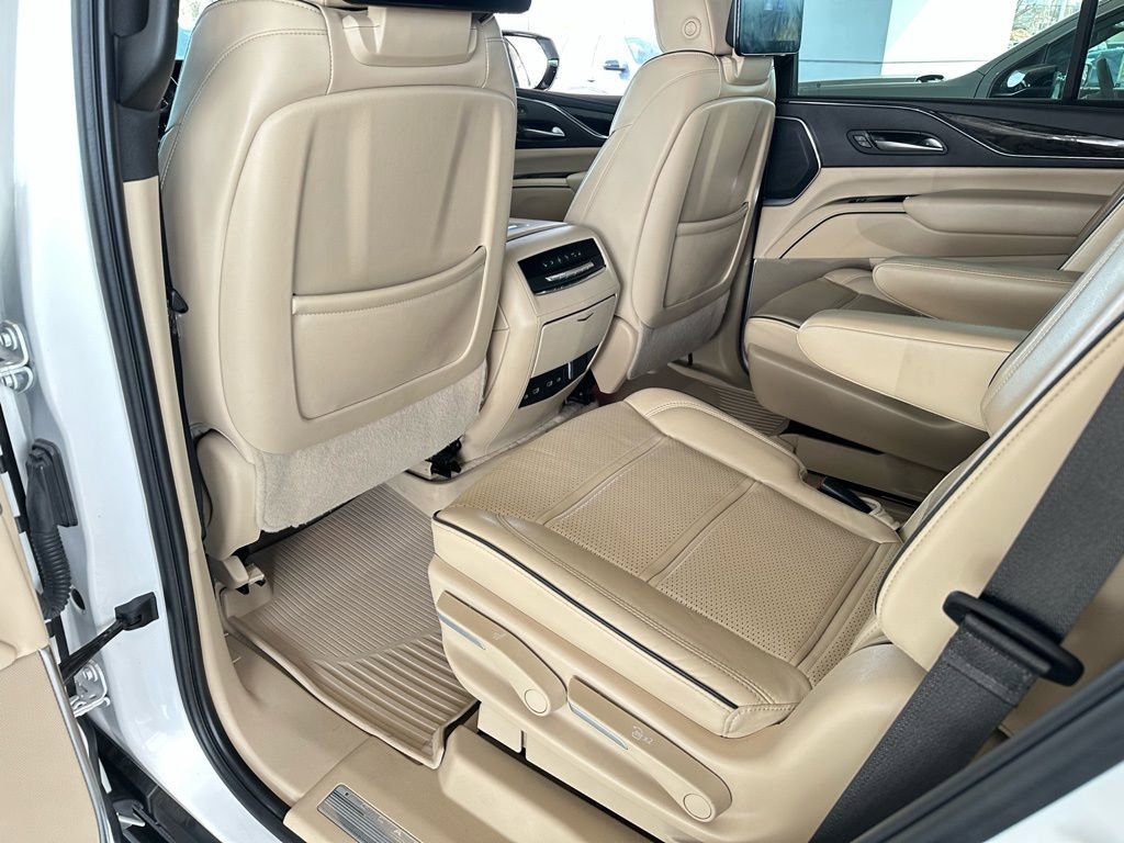 Used 2024 Cadillac Escalade Premium Luxury image 18