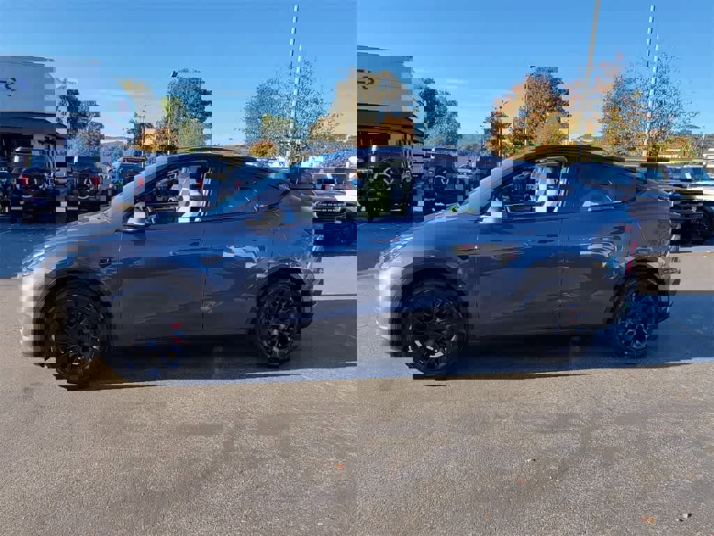 Used 2023 Tesla Model Y Long Range image 2