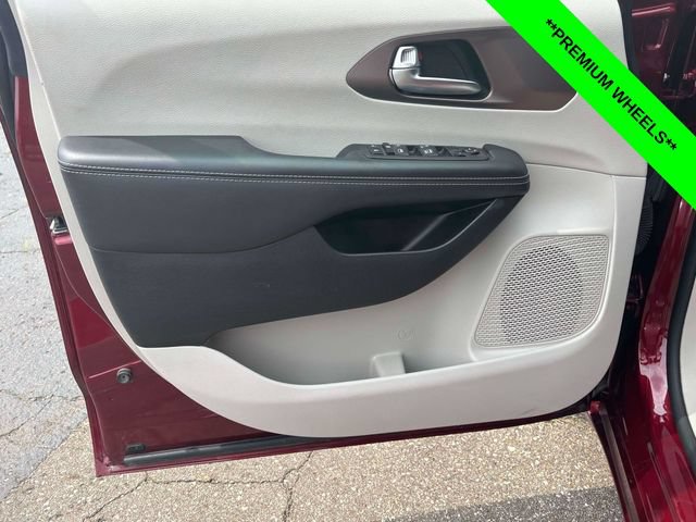 Used 2023 Chrysler Voyager LX FWD image 9