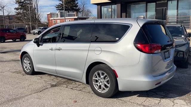 Used 2022 Chrysler Voyager LX image 4