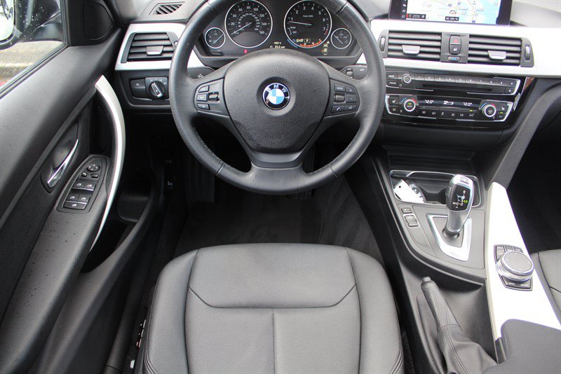 Used 2018 BMW 320i xDrive Sedan AWD/4WD image 2