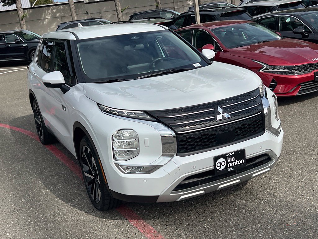 Used 2024 Mitsubishi Outlander 4WD Plug-In Hybrid image 3