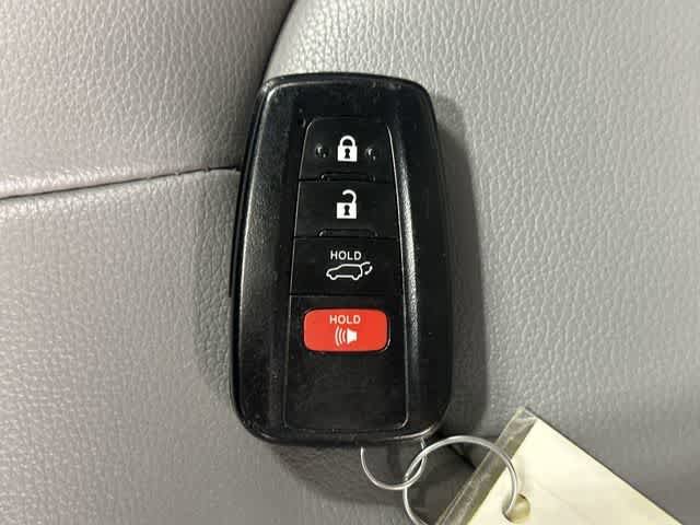 Used 2023 Toyota Highlander XLE FWD image 32