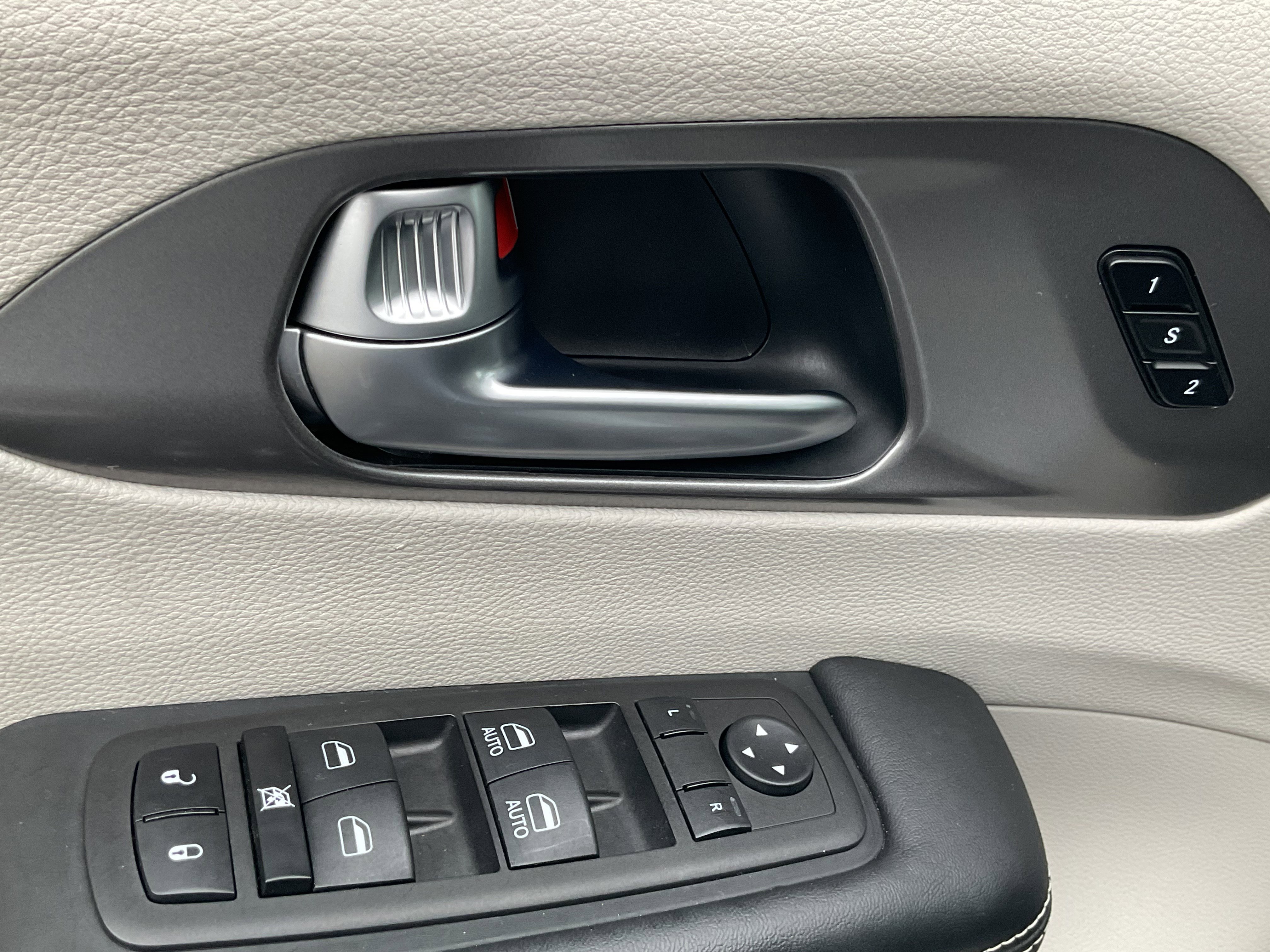 Used 2022 Chrysler Pacifica Touring-L FWD image 28