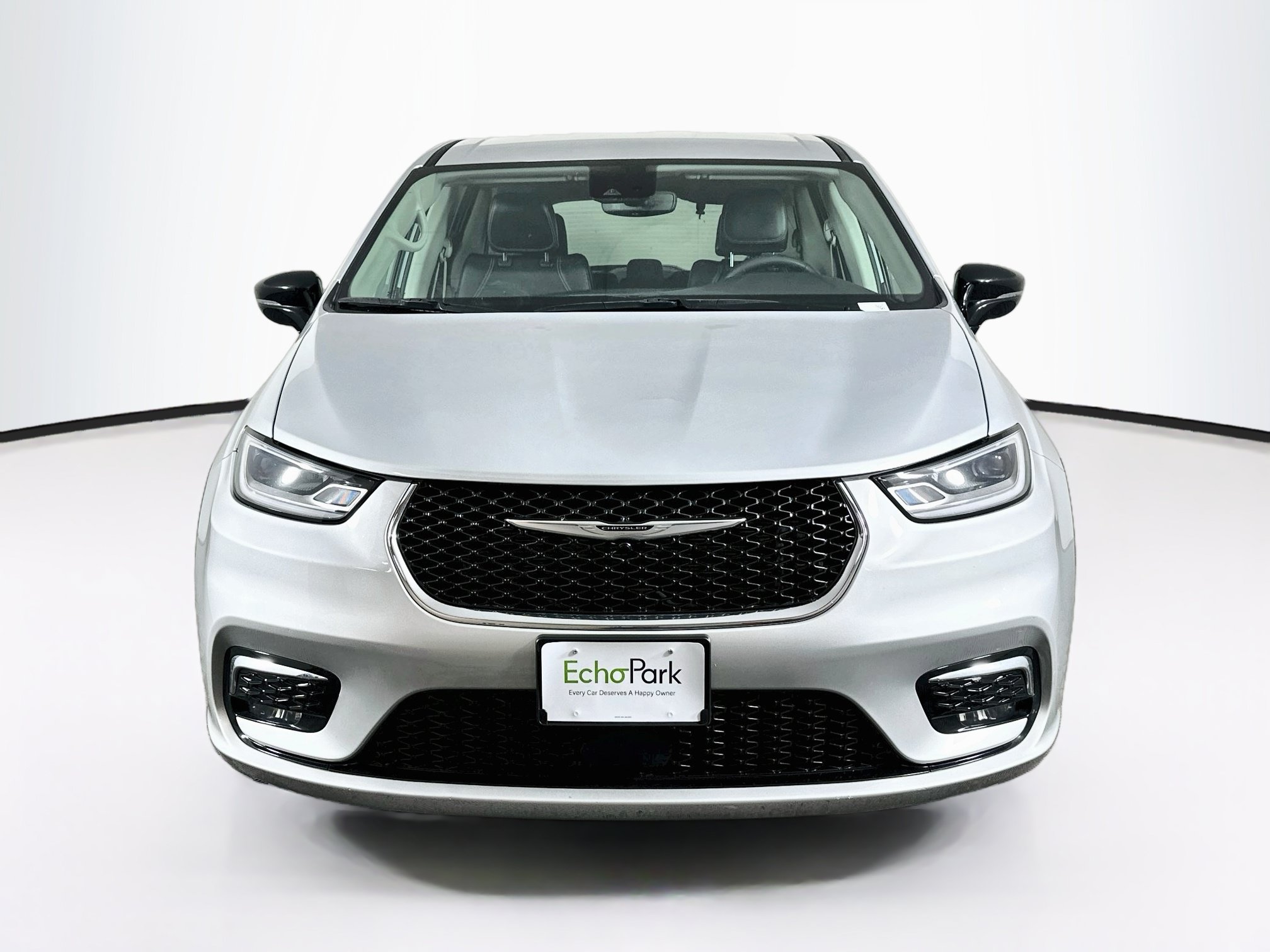 Used 2024 Chrysler Pacifica Touring-L FWD image 2