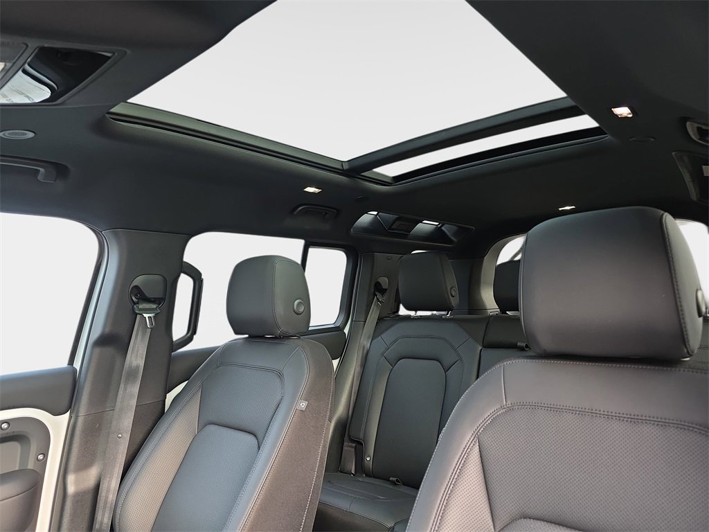 Used 2025 Land Rover Defender 110 S image 30