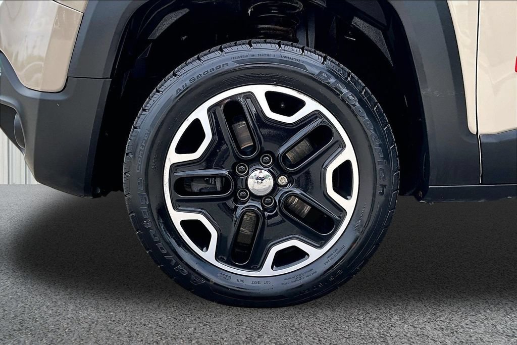 Used 2016 Jeep Renegade Trailhawk AWD/4WD image 34