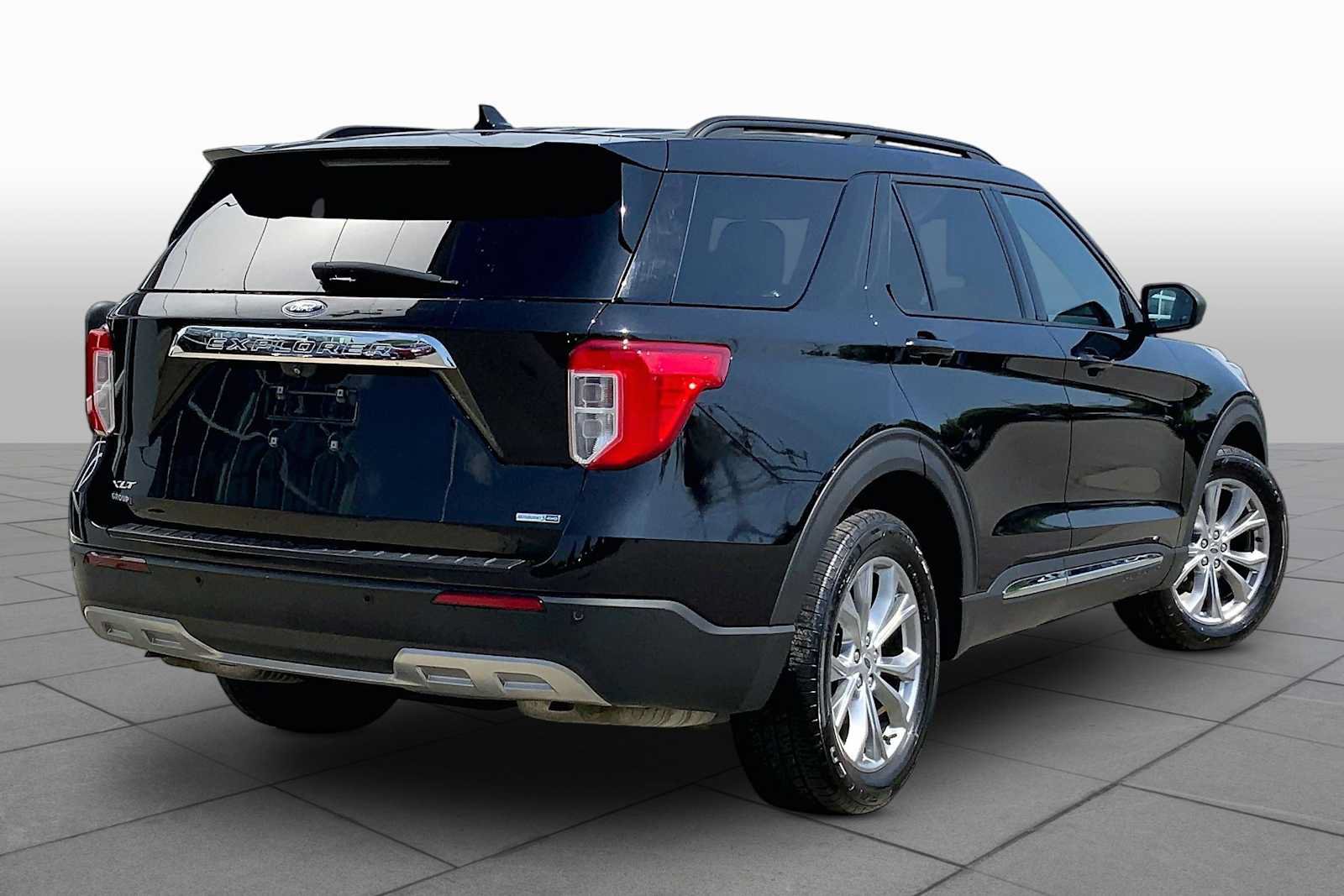 Used 2020 Ford Explorer XLT w/ Equipment Group 202A AWD/4WD image 13