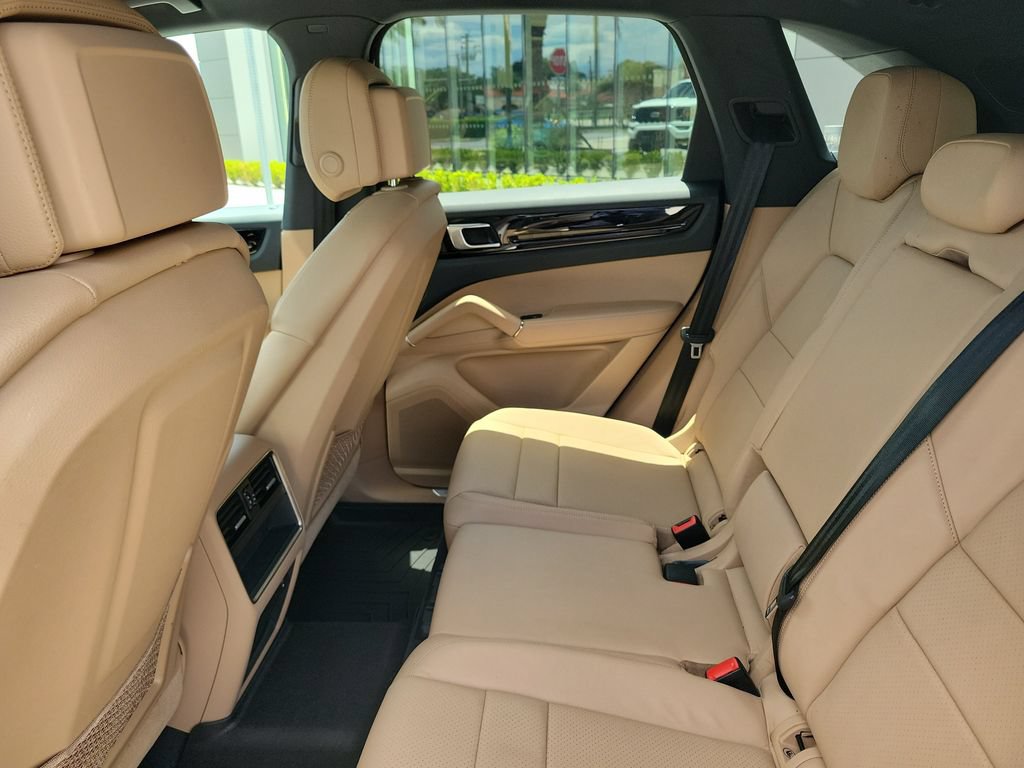 Used 2022 Porsche Cayenne AWD/4WD image 16
