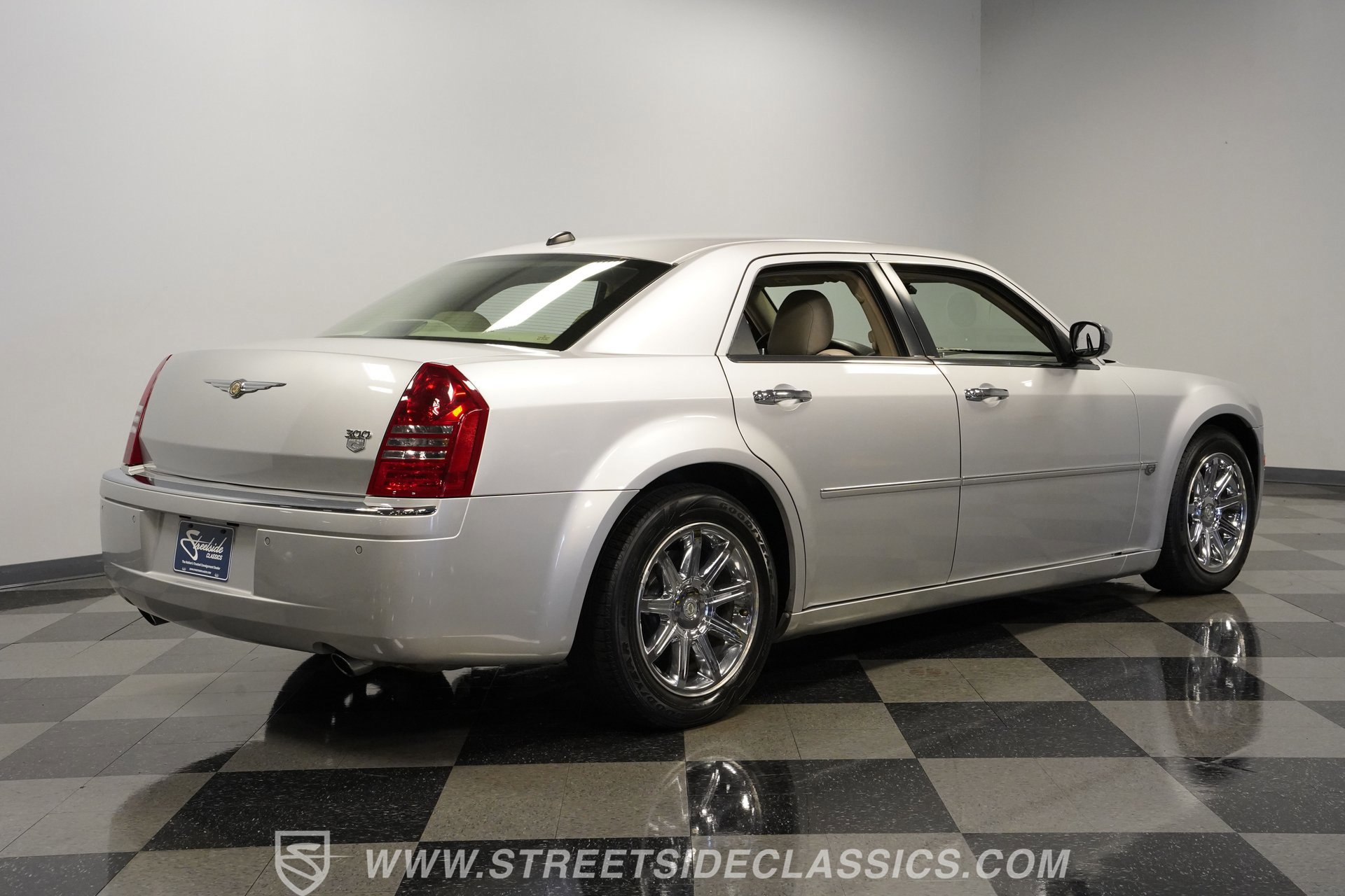 Used 2005 Chrysler 300 C w/ Navigation & Sound Group II image 12
