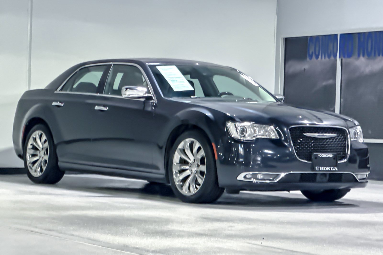 Used 2018 Chrysler 300 Limited w/ Safetytec Plus Group RWD image 6