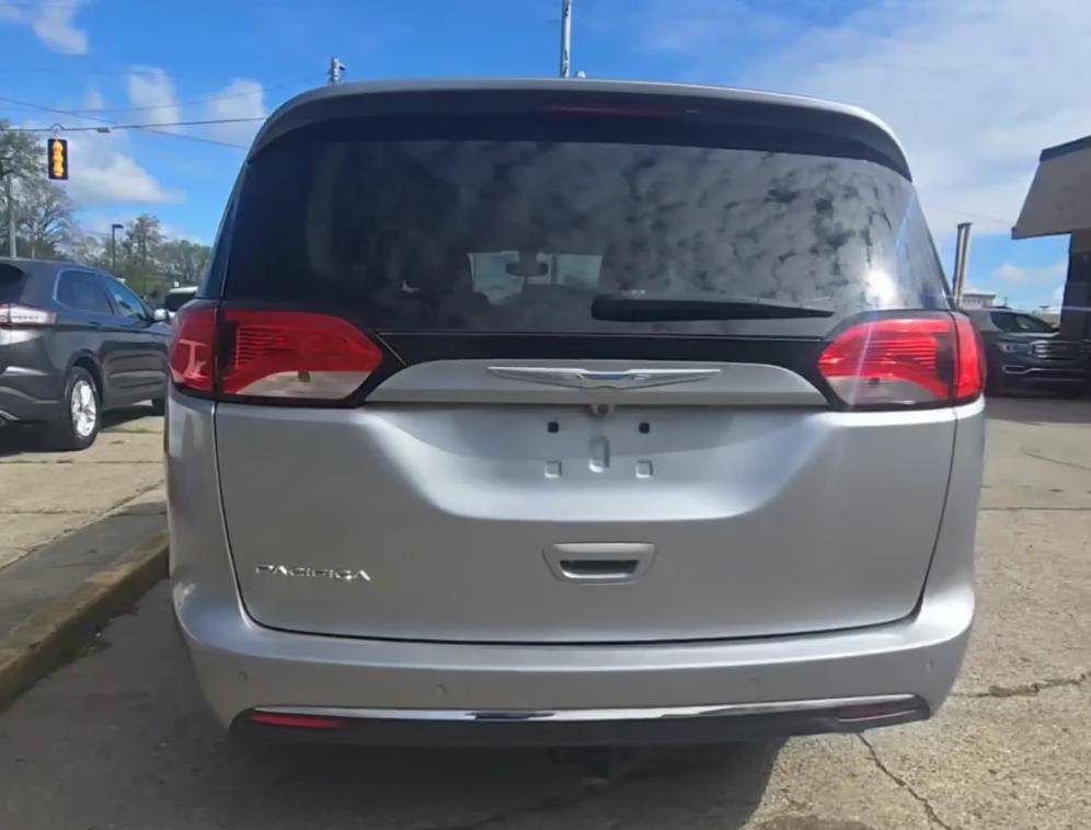 Used 2018 Chrysler Pacifica Touring Plus w/ Tire & Wheel Group FWD image 13