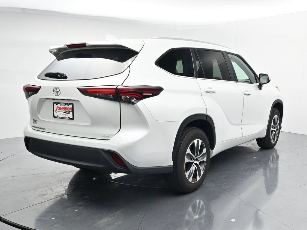 Used 2024 Toyota Highlander XLE FWD image 7