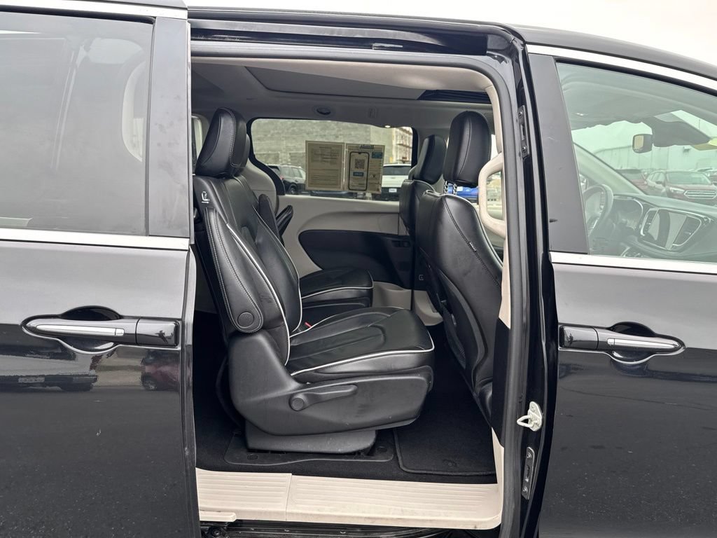 Used 2022 Chrysler Pacifica Limited FWD image 35